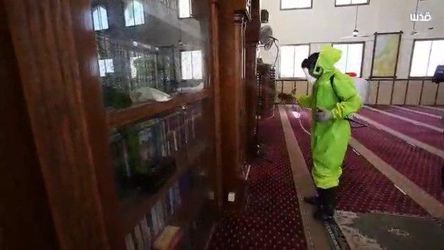 Trabajadores de la ciudad en Gaza desinfectan mezquitas 
