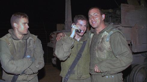Soldados israelíes después de la retirada de las FDI del Líbano 