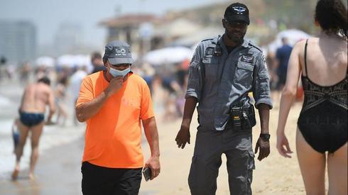Policías controlan el cumplimiento de las directivas en la playa de Tel Aviv. 