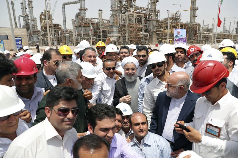 El presidente iraní, Hasssan Rouhani (centro) inaugura una refinería en Irán en 2017.