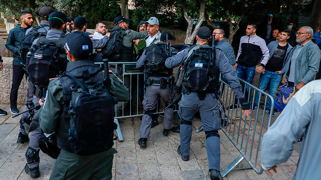 Forcejeos entre manifestantes musulmanes y fuerzas israelíes en el Monte del Templo. 