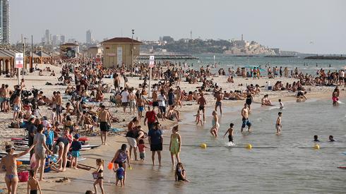Desde el viernes 24 las playas israelíes cerrarán durante los fines de semana. (EPA) Playa de Tel Aviv final de cuarentena