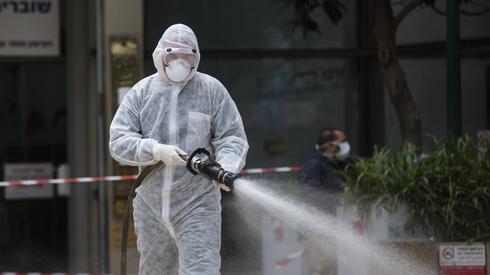Operação de desinfecção no Hospital Ichilov em Tel Aviv. (Getty Images) Desinfecção Ichilov