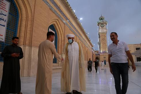 Fieles musulmanes se felicitan mutuamente por el primer día de la festividad de Eiid al-Fitr en una mezquita de Irak.