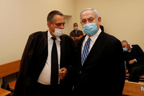 Netanyahu junto a uno de sus abogados durante el primer día del juicio. 