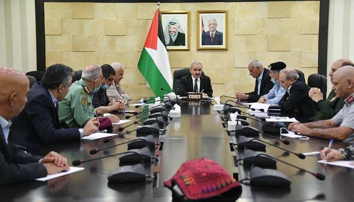 El primer ministro palestino, Mohammad Shtayyeh, durante una reunión con funcionarios de seguridad en Ramallah.