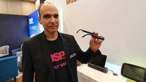 Ofer Elyakim, CEO de DSPG, con las gafas inteligentes de Amazon. 