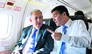 Yossi Cohen, jefe del Mossad, con Benjamín Netanyahu.