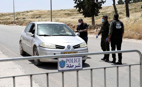 Policías de Hebrón bloquean el ingreso a Hebrón durante el brote de coronavirus.