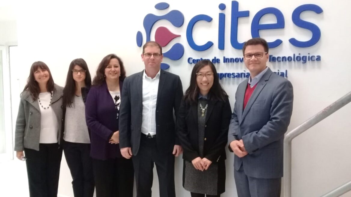 Oren Gershtein (centro) con ejecutivos de CITES, una organización argentina que financió iniciativas de alta tecnología en la provincia de Santa Fe. (Israel21c) Oren Gershtein (centro) con ejecutivos de CITES, una organización argentina que financió iniciativas de alta tecnología en la provincia de Santa Fe.