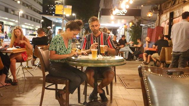 Alguns bares já haviam aberto apesar das restrições. (Moti Kimchi) piscinas e restaurantes