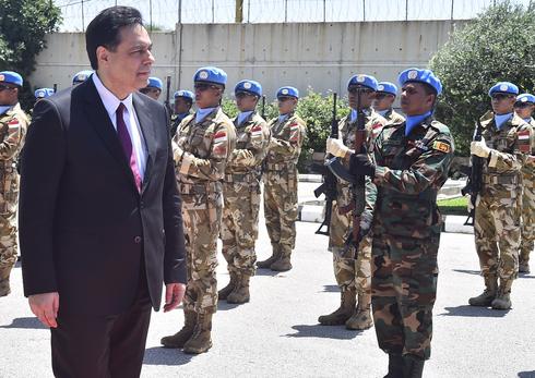 El primer ministro libanés Hassan Diab visita la guardia de honor de la fuerza de paz de la ONU, al llegar a su cuartel general en la ciudad costera fronteriza de Naqoura. 