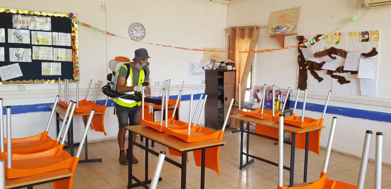 Desinfecção em uma escola de Nof Hagalil. (Cortesia) volta as aulas em israel