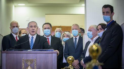 El primer ministro Benjamín Netanyahu, legisladores del partido Likud y ministros antes de la audiencia de apertura el domingo. 