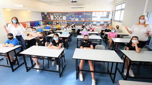 Maestras y alumnos con máscaras de protección en una escuela de Kiryat Ata.