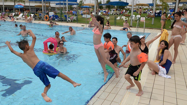 O retorno das piscinas em Israel, um alívio para crianças e adultos na véspera do verão. (Herzl Yosef) piscinas e restaurantes