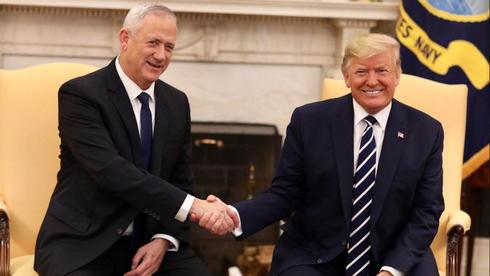 El actual ministro de Defensa, Benny Gantz, con Donald Trump durante una reunión en la Casa Blanca. 