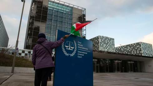 Una manifestante propalestina frente a la Corte Penal Internacional de La Haya. 