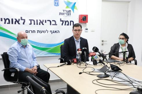 El director general adjunto del Ministerio de Salud, Prof. Itamar Grotto, el director general del Ministerio de Salud, Moshe Bar Siman Tov, y la jefa de Salud Pública, Prof. Sigal Satezky, en una conferencia de prensa. 