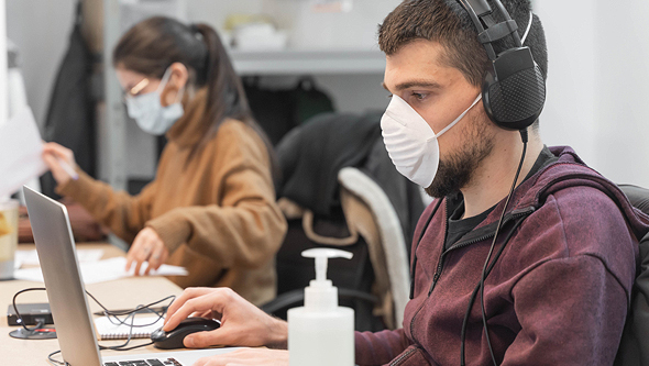 Empleados de oficina usando máscara facial de protección. 