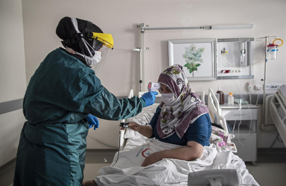 Tratamento para coronavírus em um hospital em Istambul, Turquia (EPA) Tratamento com coronavírus em um hospital em Istambul, Turquia