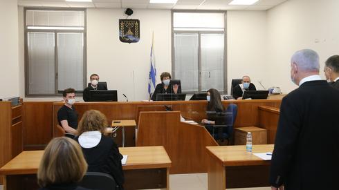 Benjamín Netanyahu aparece para el inicio de su juicio en el Tribunal de Distrito de Jerusalem 