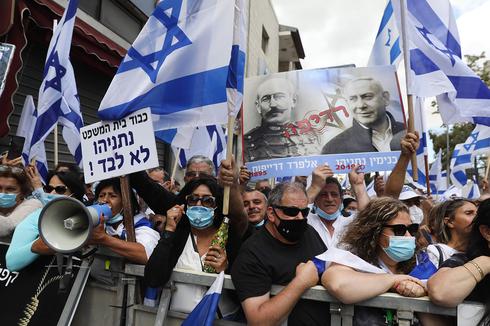 Los partidarios de Benjamín Netanyahu protestan frente al Tribunal de Distrito de Jerusalén. Uno de los carteles compara al primer ministro con Alfred Dreyfus 