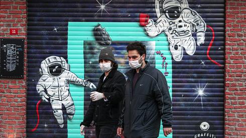 Pessoas com máscaras andam em Istambul durante a crise do coronavírus (EPA) anti-semitismo