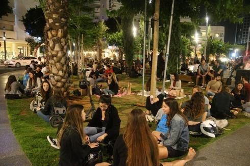 Una gran cantidad de personas en la plaza Dizengoff de Tel Aviv.