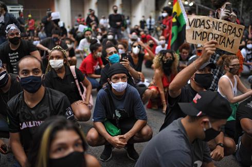 "Las vidas de los negros importan". Momento de una manifestación en Brasil contra el asesinato de George Floyd. 