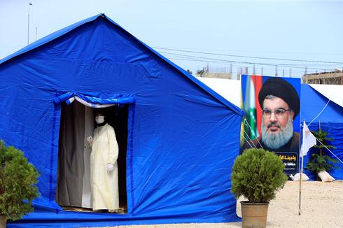 Hospital improvisado para lidar com o surto de coronavírus com uma imagem de Nasrallah ao lado. (Reuters) Hospital improvisado para lidar com o surto de coronavírus com uma imagem de Nasrallah ao lado.