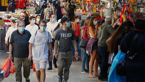 El mercado Karmel de Tel Aviv abarrotado de gente tras el levantamiento de las restricciones. 