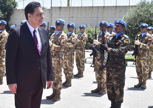 El primer ministro libanés, Hassan Diab, revisa la guardia de honor de las fuerzas de paz de las Naciones Unidas, a su llegada a su cuartel general en la ciudad fronteriza costera del sur de Naqoura. 