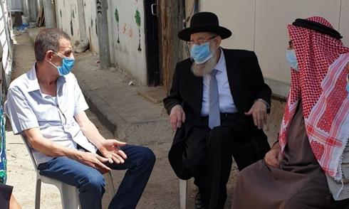 El padre de Iyad Halak junto al rabino Ariel Stern y el jeque Abu al Owa. 