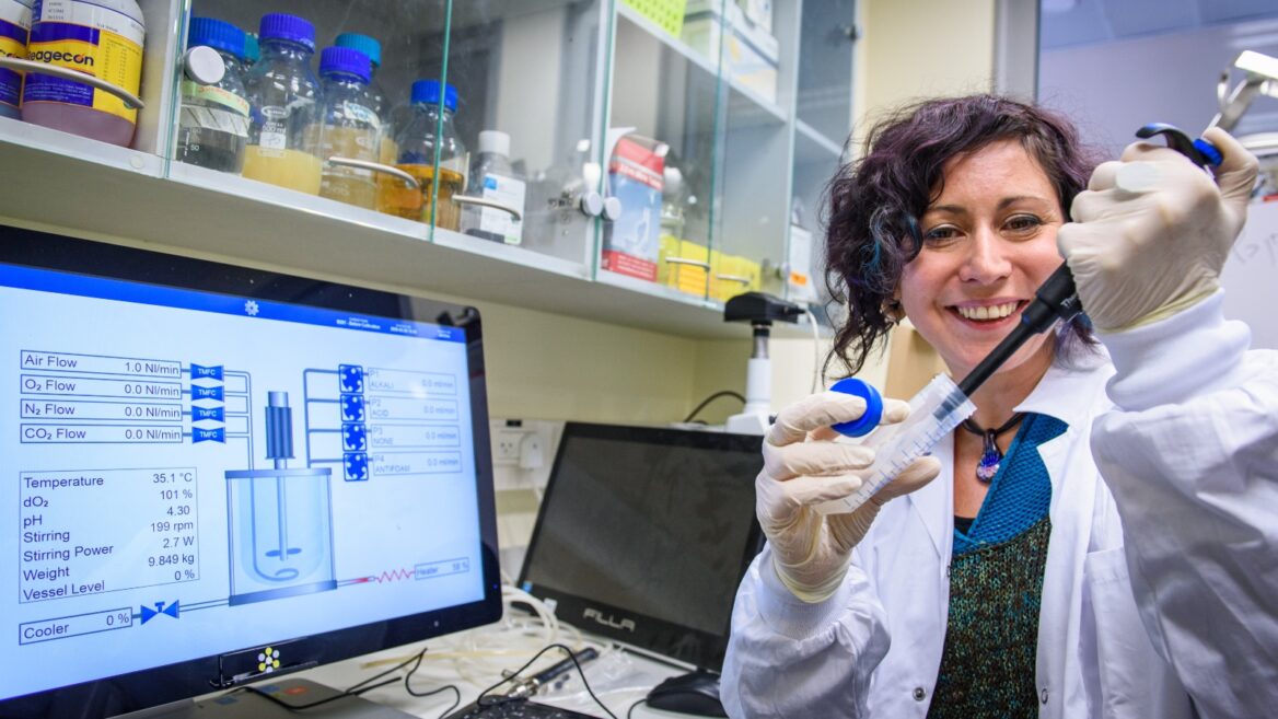 La doctora Nadia Grozdev trabaja en una vacuna contra el coronavirus en el Instituto de Investigación Migal Galilee en Kiryat Shmona. 