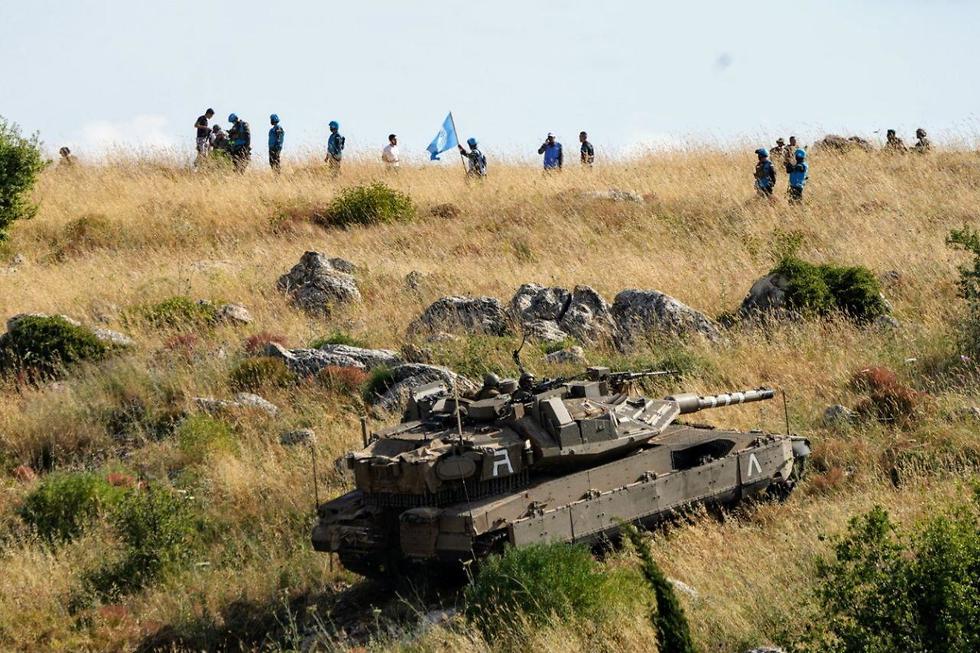 EL tanque de las FDI, en territorio israelí, a pocos metros de los soldados libaneses. 
