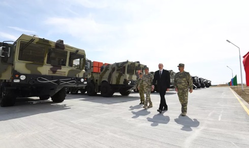 El presidente de Azerbaiyán, Ilham Aliyev, camina frente al sistema de artillería LORA de fabricación israelí en una base militar el 11 de junio de 2018. 