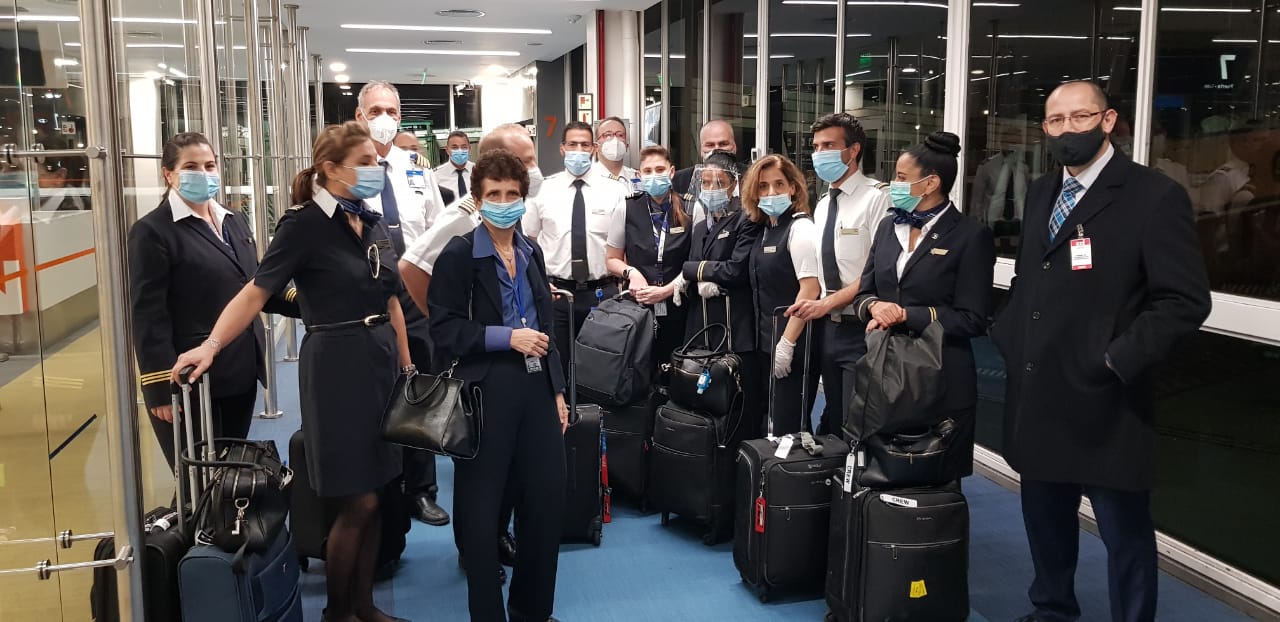 La embajadora de Israel en Argentina, Galit Ronen, junto a la tripulación de El Al en el aeropuerto de Buenos Aires.