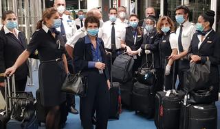 La embajadora de Israel en Argentina, Galit Ronen, junto a la tripulación de El Al en el aeropuerto de Buenos Aires.
