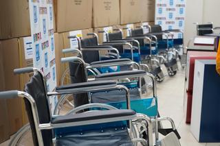 Algunas de las sillas de rueda que donó Israel a Ecuador. 