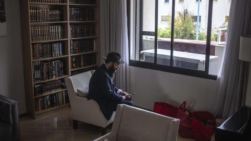 El rabino Levi Banon en su casa en Casablanca, Marruecos 