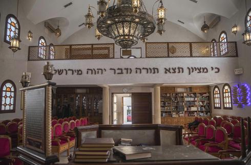 Una vista dentro de la Sinagoga David Hemelekh, que ha estado cerrada desde el brote de coronavirus, en Casablanca, Marruecos 