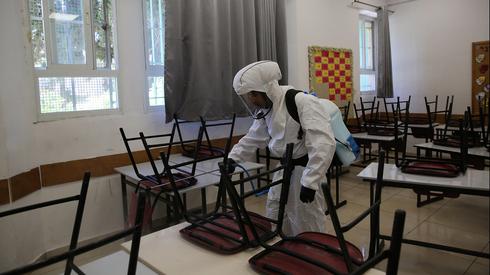 El aula de una escuela es desinfectada luego de que alumnos dieran positivo de COVID-19. 