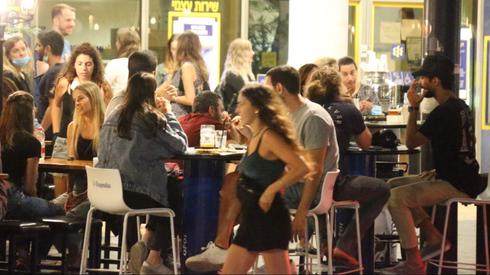 Un bar abarrotado de gente que no llevaba máscaras en Tel Aviv. 
