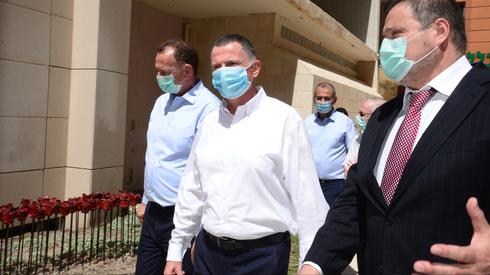 El ministro de Salud, Yuli Edelstein, durante su visita al hospital Soroka, en Beer Sheba.