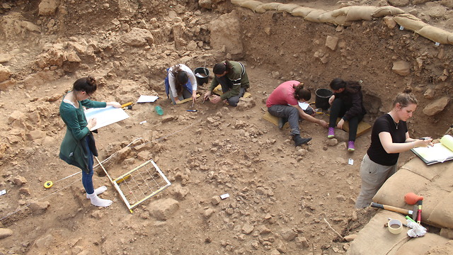 Trabalho de escavação nas cavernas de Nahal. (Reuven Yeshuru) terras de Israel