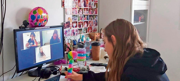 Una estudiante asiste a una clase virtual en una escuela de Israel. 