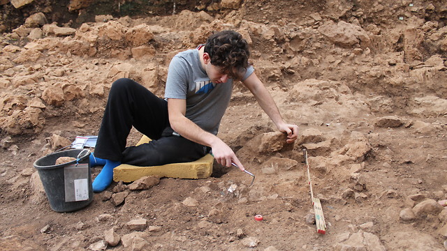 Nível do piso de uma das casas pré-históricas. (Reuven Yeshuru) terras de Israel