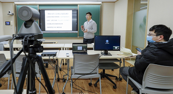Un profesor de la Universidad de Pekín enseñando una clase remota. 