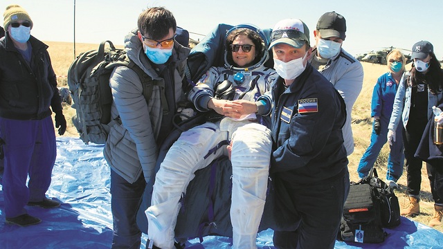  Meir tras aterrizar en la Tierra. Los cuatro miembros de la NASA que los esperaban habían estado confinados para recibirla. 